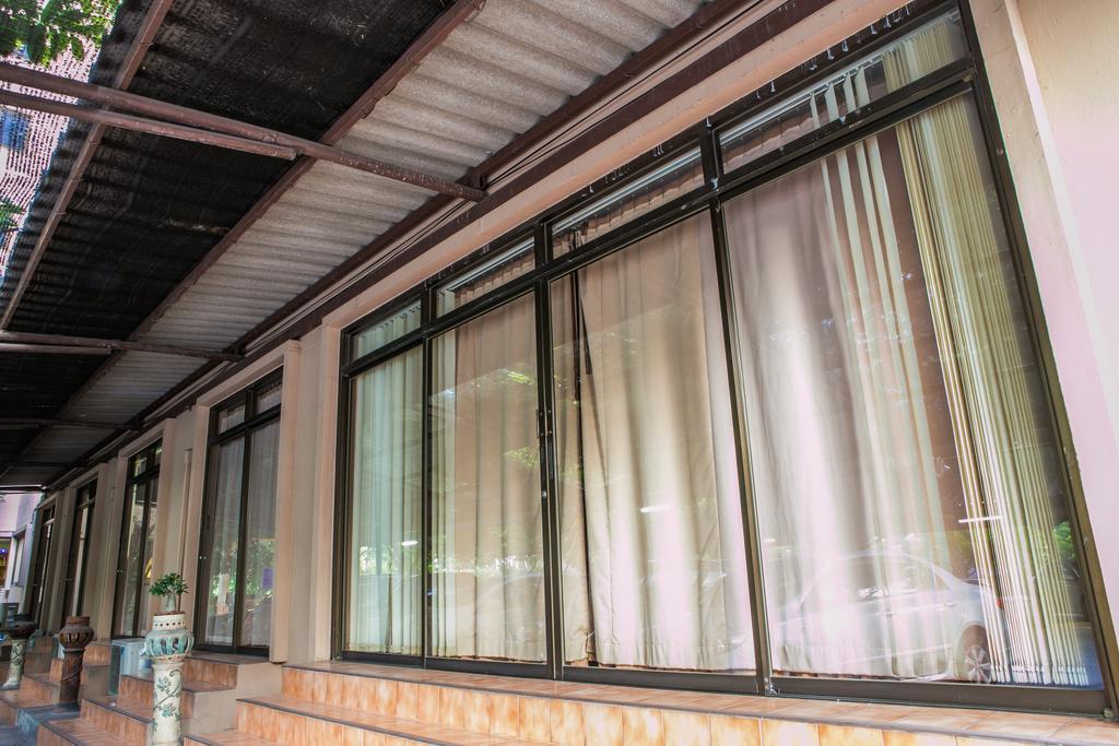 United Place Bang Saen Bagian luar foto